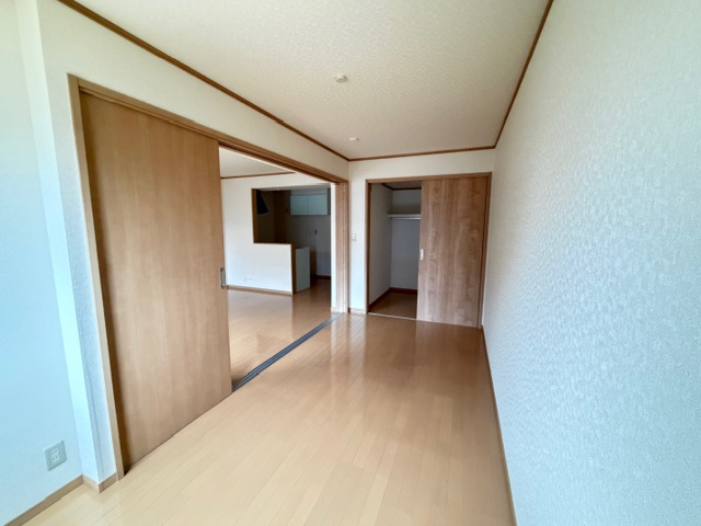 ヴェルジェ畑中の寝室|※入居中の為、同タイプ別のお部屋の写真となります。左右反転