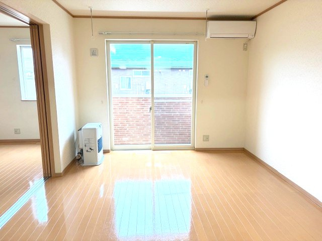 ヴェルジェ畑中の居間・リビング|※入居中の為、同タイプ別のお部屋の写真となります。左右反転