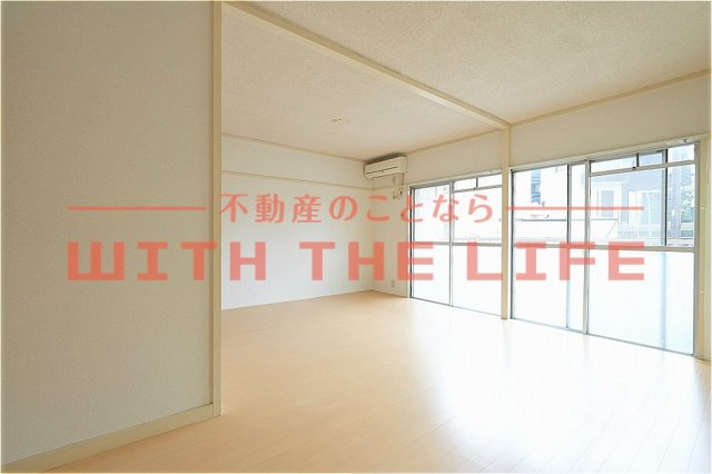 カルム国分【キャッシュバック対象物件】の居間・リビング|こちらの居間で趣味の時間をお楽しみください