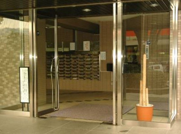 青梅市長淵７丁目の賃貸マンションのエントランス