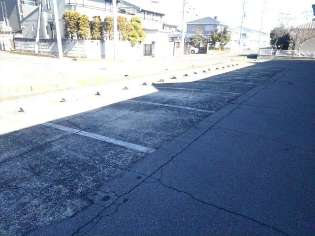 ロイヤルエステート神明Ｂの駐車場