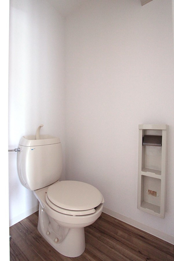 プチアネックスBのトイレ|バス・トイレ別タイプ。あると便利な収納棚付き