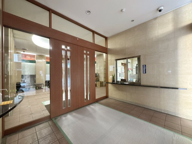 【その他共用部分】 | アクロス天神Vタワー☆仲介手数料無料☆ | 【隅々まで手入れの行き届いた、清潔感あふれる共用部】 管理体制が良好で、エントランスや廊下などの共用部分は常にきれいに保たれています。住まう方の満足度を高める、落ち着きと気品に満ちた住環境です。
