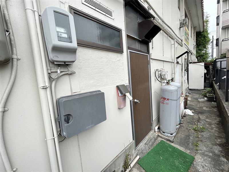 小島住居付店舗の玄関