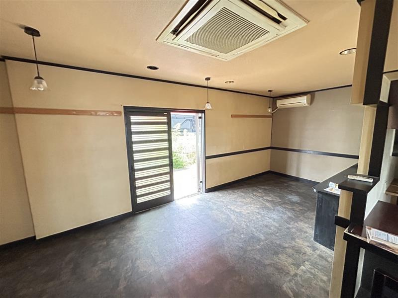 小島住居付店舗の内装