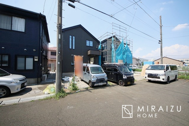 【前面道路含む現地写真】 | 青く澄み渡った綺麗な空と、陽の光をたっぷりと受ける、そんな新築住宅で新生活をスタートしてみませんか？見学・ご相談等、ミライズホーム(株)までお気軽にご連絡下さい♪
