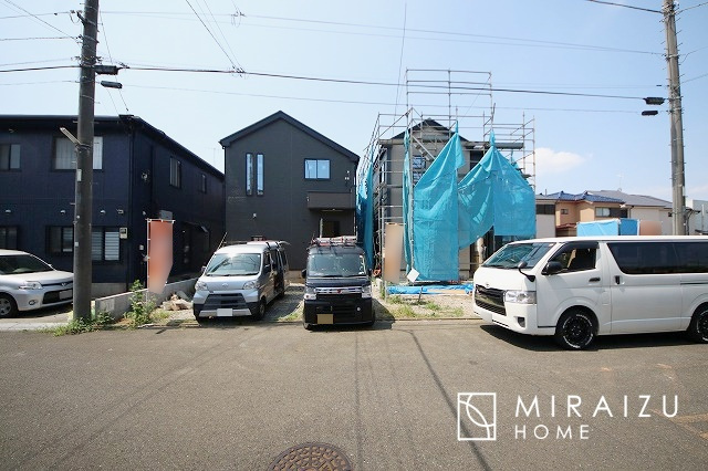 【外観】 | 青く澄み渡った綺麗な空と、陽の光をたっぷりと受ける、そんな新築住宅で新生活をスタートしてみませんか？見学・ご相談等、ミライズホーム(株)までお気軽にご連絡下さい。