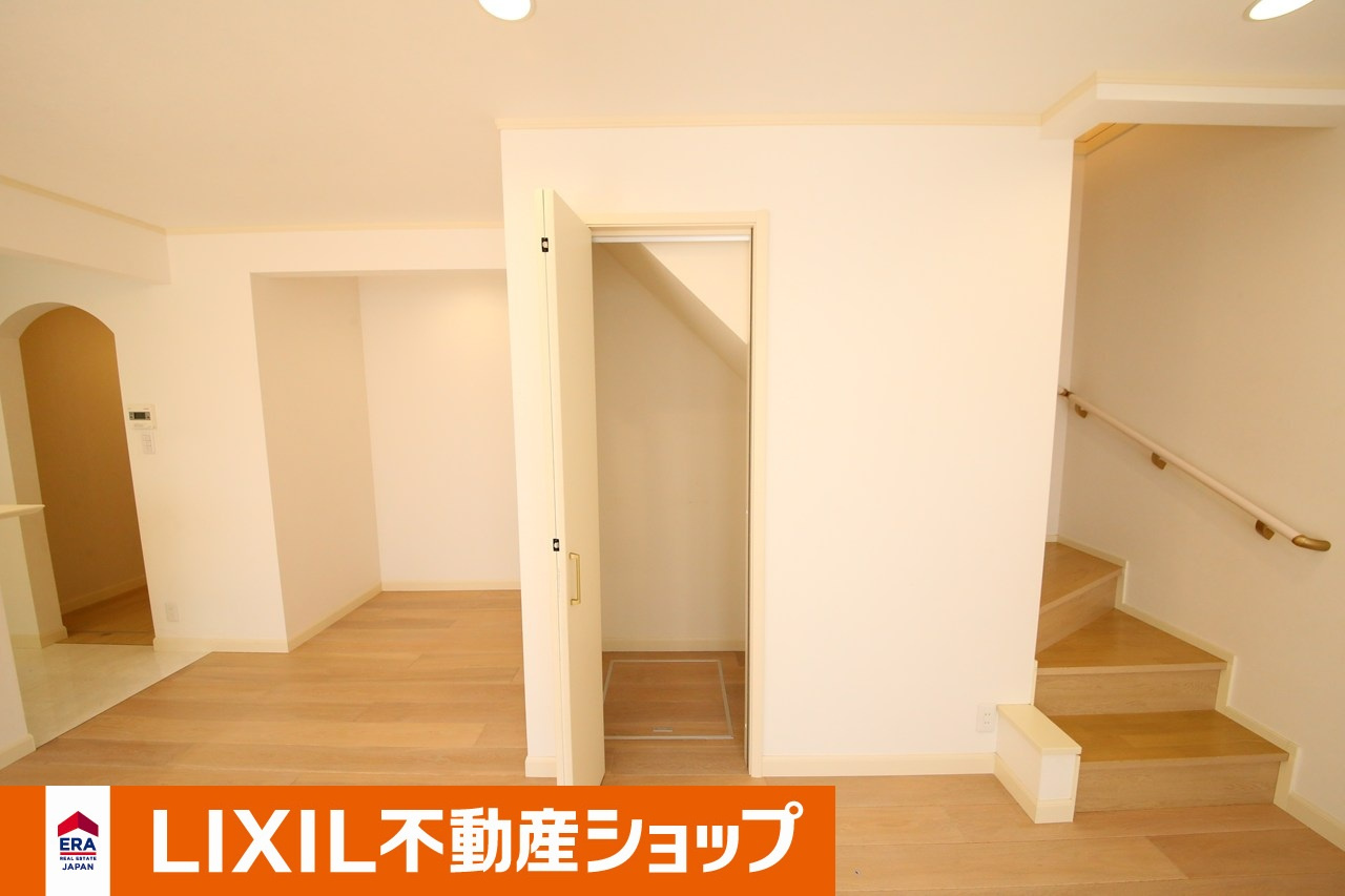 白岡市西１０丁目築浅中古戸建の居間・リビング|階段下にも収納あります。