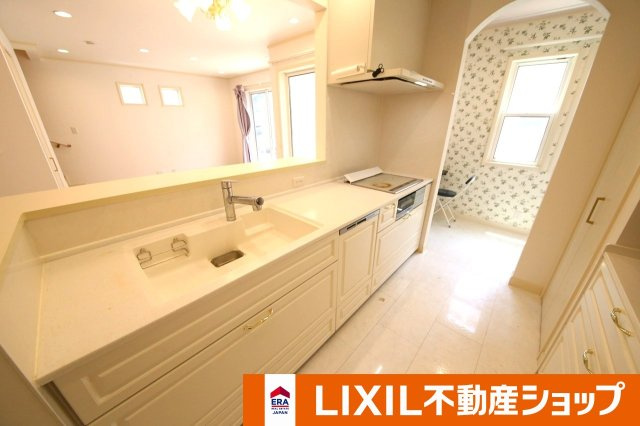 白岡市西１０丁目築浅中古戸建のキッチン|オープンシステムキッチン