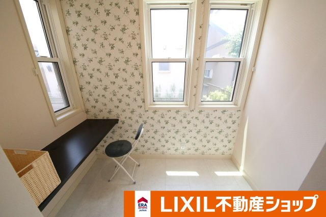 白岡市西１０丁目築浅中古戸建のキッチン|窓からの採光も良く約１.９帖あります。