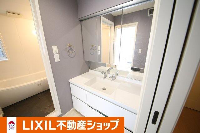 白岡市西１０丁目築浅中古戸建の独立洗面台|２階独立洗面台。