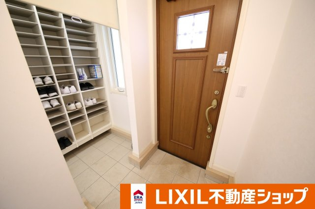 白岡市西１０丁目築浅中古戸建の玄関|収納たっぷりです。