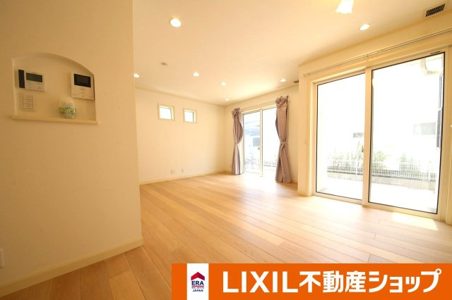 白岡市西１０丁目築浅中古戸建の居間・リビング|リビングルーム