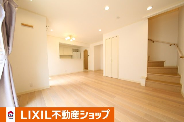 白岡市西１０丁目築浅中古戸建の居間・リビング|ダウンライト付き