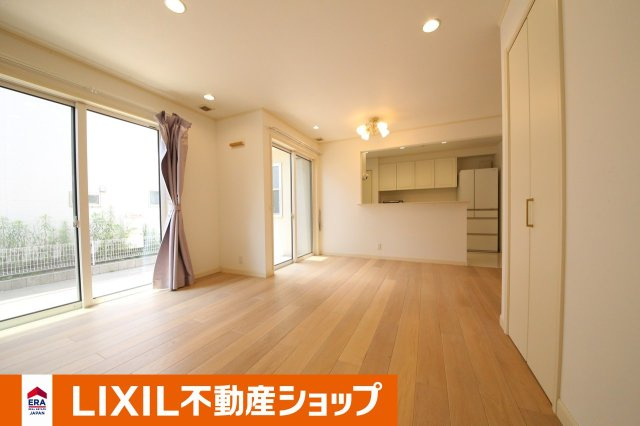 白岡市西１０丁目築浅中古戸建の居間・リビング|広々約１５.８帖あります。