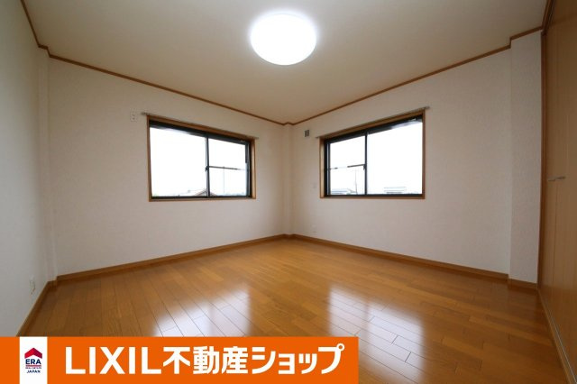 八甫2丁目中古戸建の内装|2階西側洋室（1）