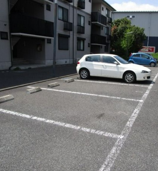 海老名市下今泉２丁目のアパートの駐車場