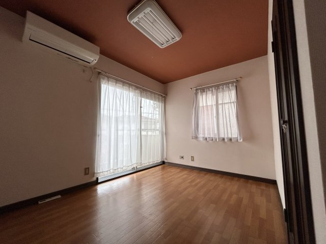 久喜市栗原4丁目中古住宅の洋室|2階南側洋室（1）