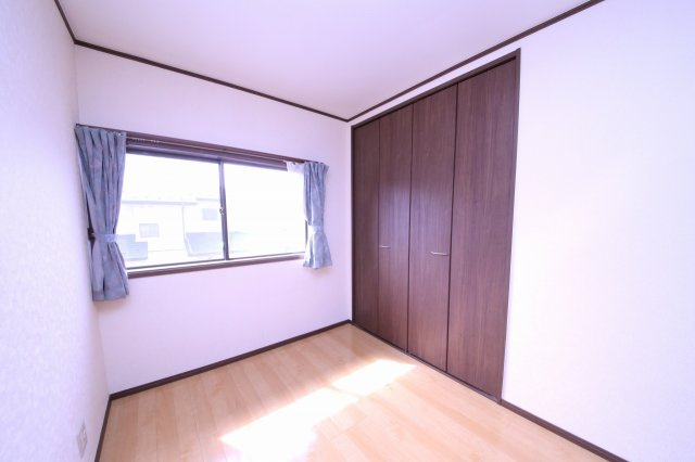 久喜市桜田四丁目 中古住宅の洋室|２階：中側の部屋