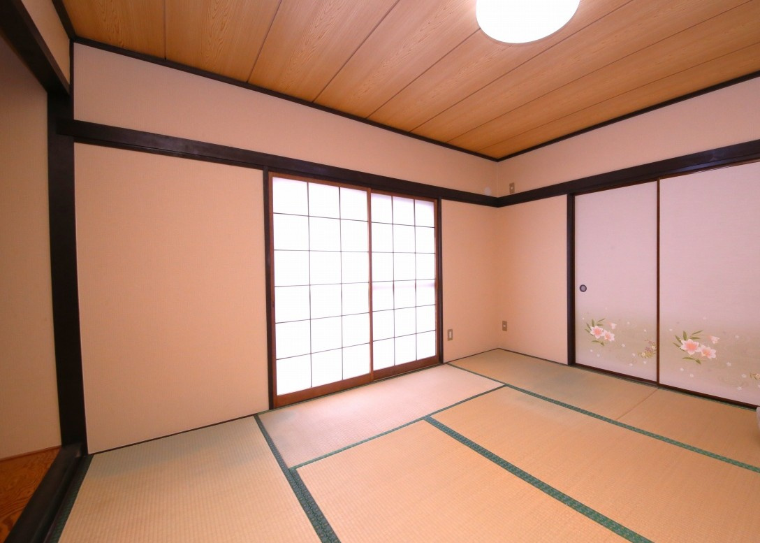 久喜市桜田四丁目 中古住宅の和室|１階和室：８帖