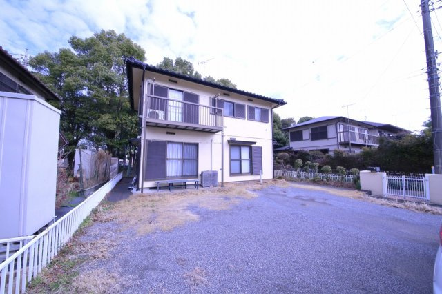 久喜市桜田四丁目 中古住宅の前面道路含む現地写真|敷地広々73坪、陽当たり良好な現地