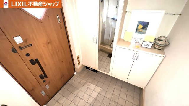 久喜市西大輪中古戸建の玄関|ゆとりのある玄関スペース