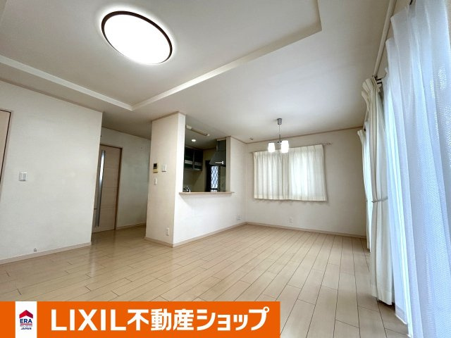 久喜市西大輪中古戸建の居間・リビング|１階。約１６．５帖で広々です。