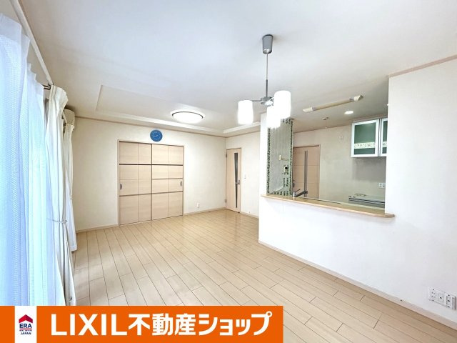 久喜市西大輪中古戸建の居間・リビング|１階。採光も良いです。