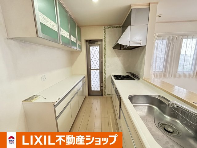 久喜市西大輪中古戸建のキッチン|１階。勝手口もあります。