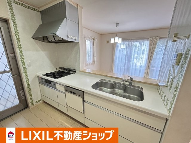 久喜市西大輪中古戸建のキッチン|１階。料理するには十分なスペースです。