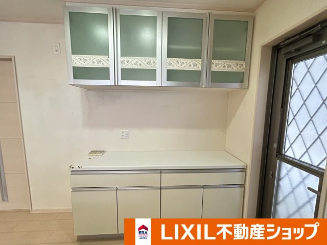 久喜市西大輪中古戸建のその他|キッチンの後ろの収納も充実しています。