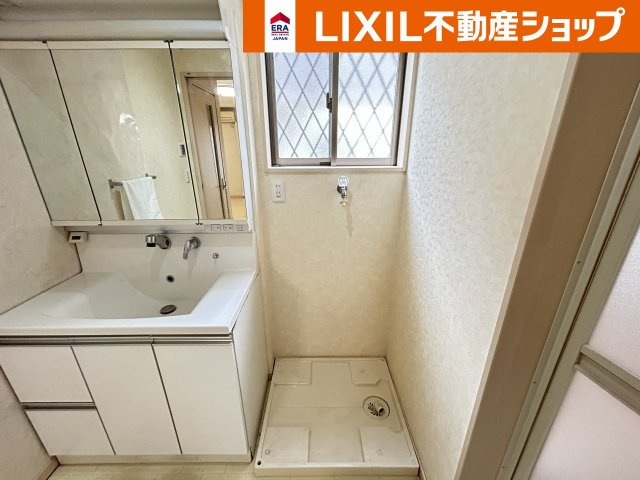 久喜市西大輪中古戸建のランドリースペース|洗面脱衣室。洗濯機置場の上にも小窓があり風通しが良いです。