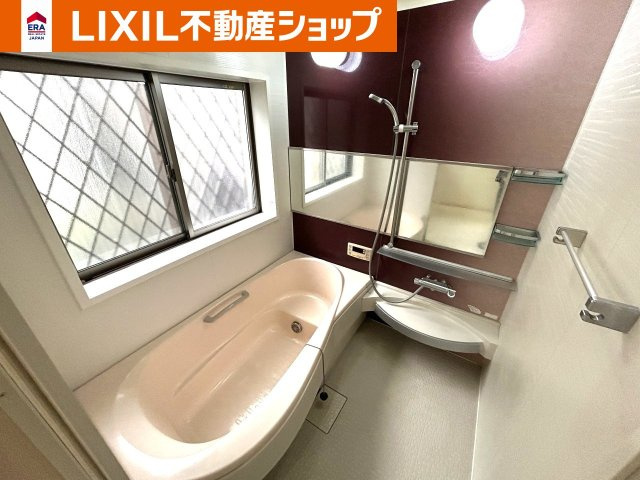 久喜市西大輪中古戸建の浴室|１帖タイプの浴室。窓付きでベンチタイプ浴槽です。