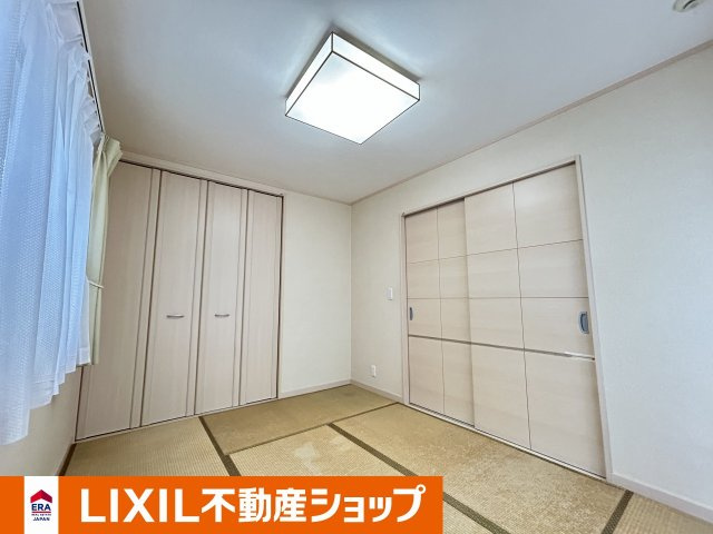 久喜市西大輪中古戸建の和室|１階。リビングの隣にある和室です。