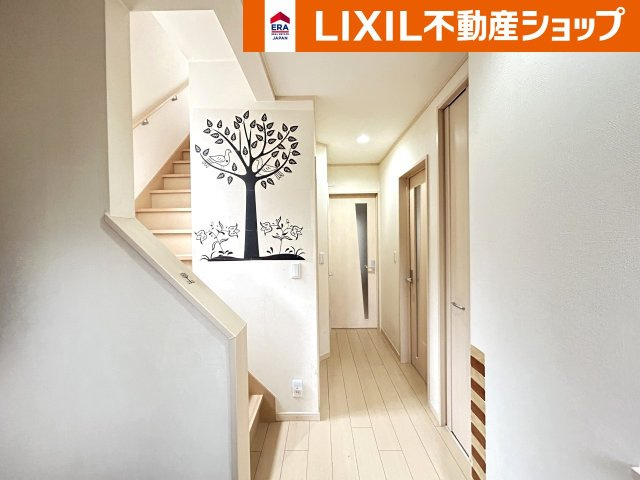 久喜市西大輪中古戸建のその他|玄関入ってすぐの１階のホール（廊下）です。