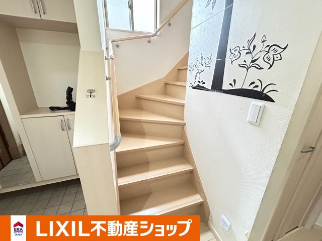 久喜市西大輪中古戸建のその他|１階から２階への階段。採光も良いです。