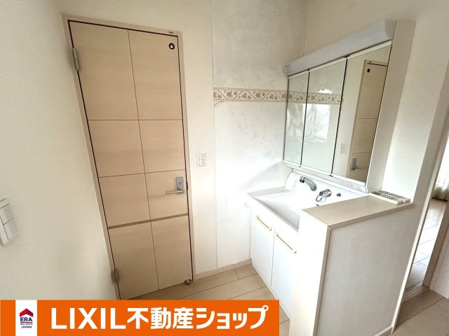 久喜市西大輪中古戸建の独立洗面台|２階。２階トイレのすぐ前にあります。