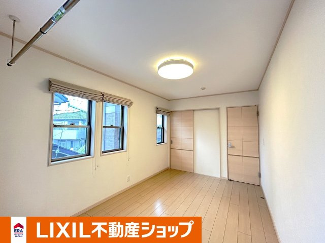 久喜市西大輪中古戸建のその他|２階主寝室。天井吊り下げ室内物干しがあります。