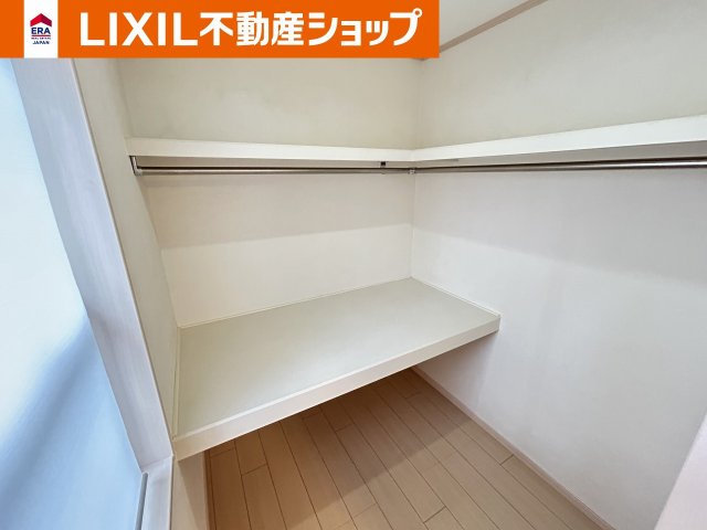久喜市西大輪中古戸建の収納|寝室の広々クローゼットです。