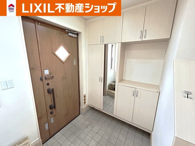 久喜市西大輪中古戸建の玄関|玄関も広めです。