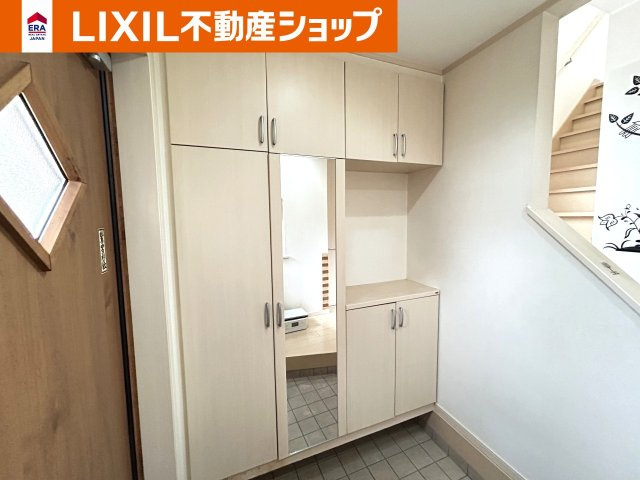 久喜市西大輪中古戸建の玄関|玄関周りもたくさん収納できます。
