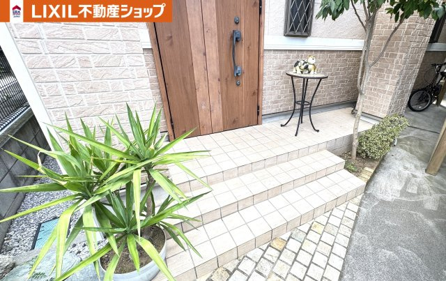久喜市西大輪中古戸建の玄関|落ち着いた玄関廻り