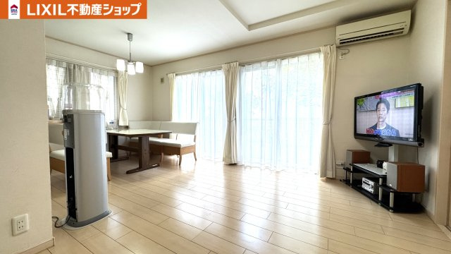 久喜市西大輪中古戸建の居間・リビング|陽当たりの良いリビング