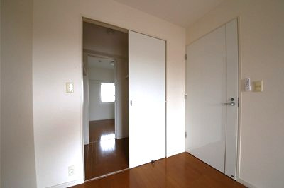 サンクレイドル春日部のその他|ウォークスルークローゼットは共有で使用でき、２部屋の通り抜けも出来ます
