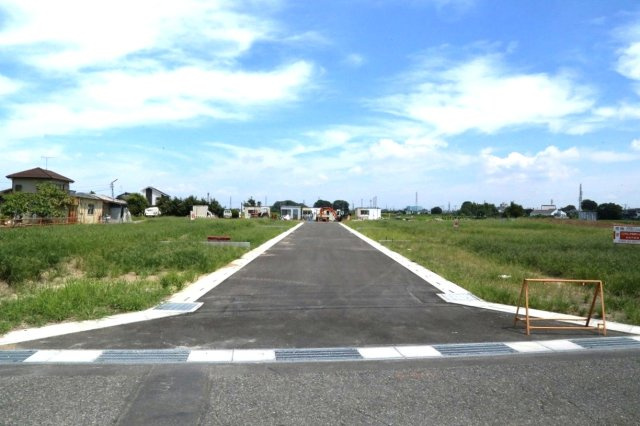 上川崎全８区画Ｎｏ,８の前面道路含む現地写真|北側開発道路西側より望む