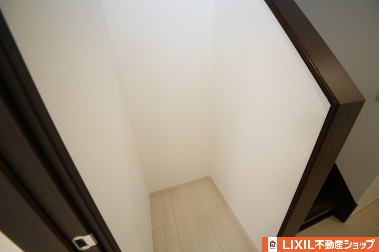 久喜北１丁目中古戸建の内装|１階廊下収納スペース