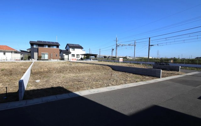 久喜市八甫第８期ＮＯ,７の前面道路含む現地写真|南西から撮影。