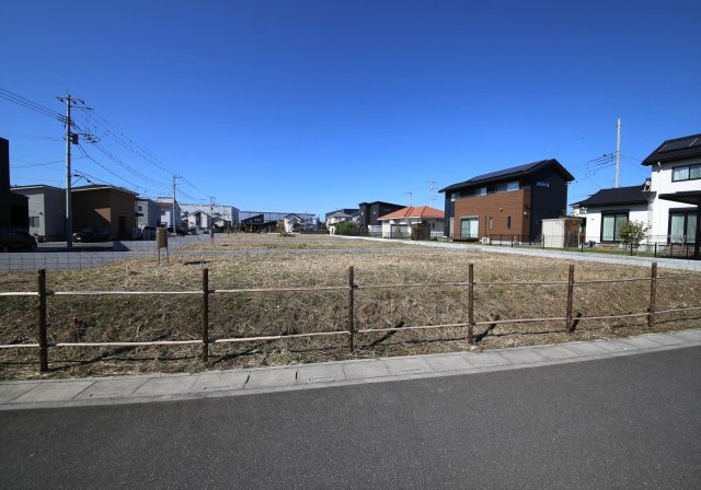 久喜市八甫 第八期 全７区画の前面道路含む現地写真|真東から撮影。