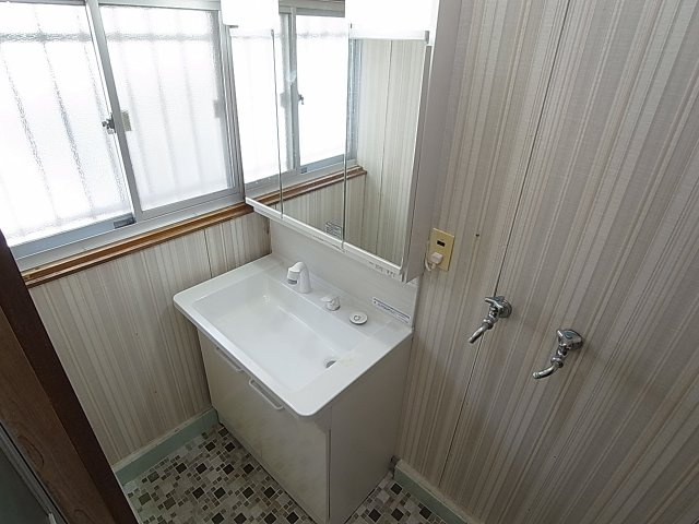 舞子坂1丁目貸家の洗面所|シャワー付き、3面鏡の洗面台