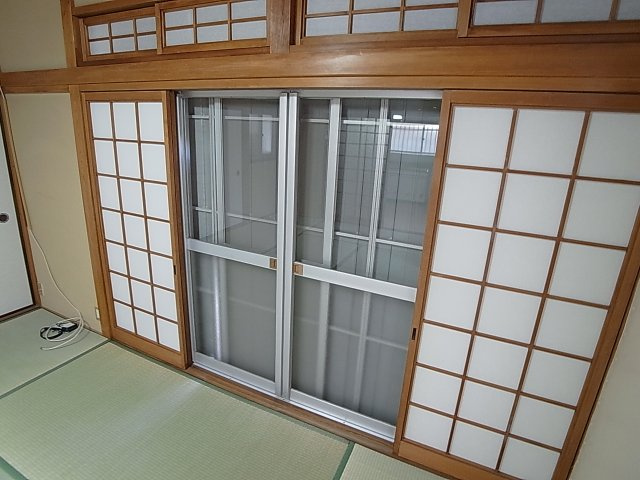 舞子坂1丁目貸家のその他|雨戸付きで留守時も安心